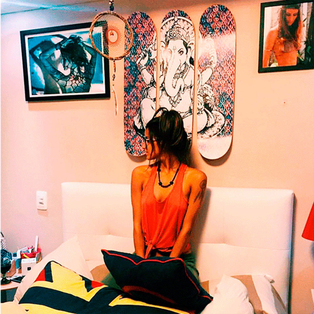 mulher sentada e quadro na parede